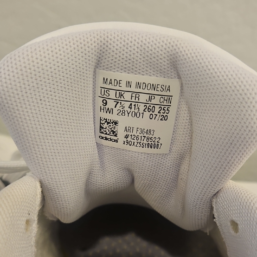 Adidas Classic White Sneakers with Black Stripes - Picture 7 of 7